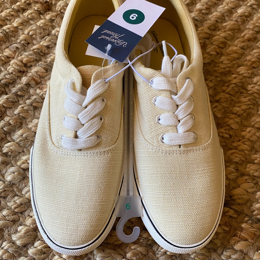 Universal Thread Molly yellow sneaker size 9